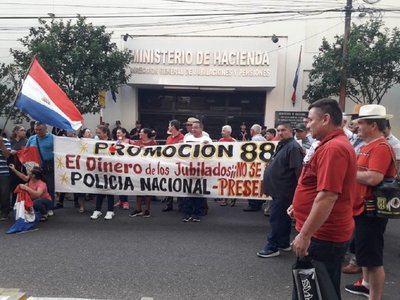 Jubilados de la Policía Nacional reclaman pago de gratificación
