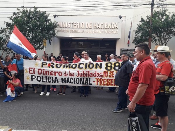 Jubilados de la Policía Nacional reclaman pago de gratificación
