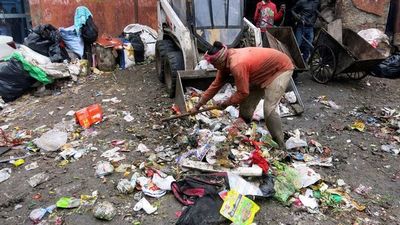 Limpiar heces a mano, una historia de casta y discriminación en la India - Mundo - ABC Color