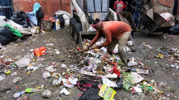 Limpiar heces a mano, una historia de casta y discriminación en la India - Mundo - ABC Color