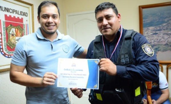 Otorgan reconocimiento a policía que mató a delincuente