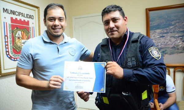 Entregan reconocimiento a policía por arriesgar su vida durante asalto