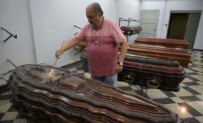 El lujo de morir en una Argentina en crisis