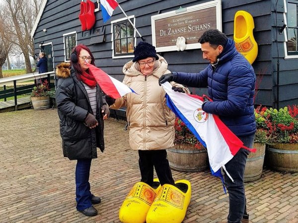 A los 87 años viajó a Holanda para conocer el país de su papá