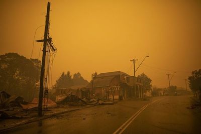 Miles de personas se refugian en las playas para escapar de incendios en Australia