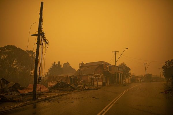 Miles de personas se refugian en las playas para escapar de incendios en Australia