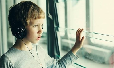 HOY / Música y auriculares para personas con autismo: opciones para soportar la "tortura" de las bombas de fin de año