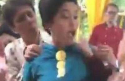 Invitada fue expulsada de una boda por servirse demasiada comida - SNT