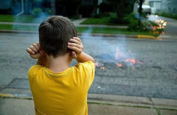 Autismo: auriculares para “desconectarlos” de pirotecnia