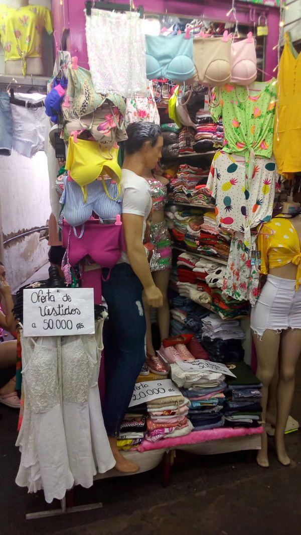 Mercado 4, en blanco y amarillo