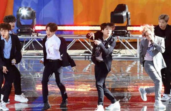 BTS sorprende a sus fans cantando un villancico en español - SNT