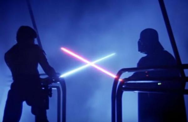 Fanático de Star Wars construye su propio sable de luz capaz de cortar objetos - SNT