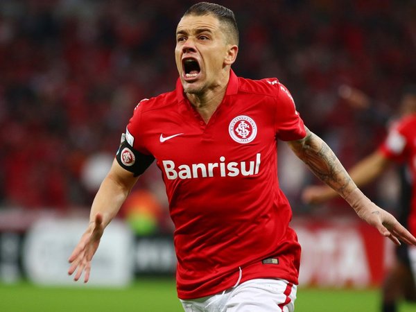 El argentino D'Alessandro renueva con Internacional hasta diciembre de 2020