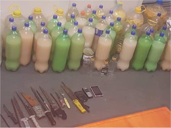 Armas blancas, celulares y chicha incautados en requisas en penales