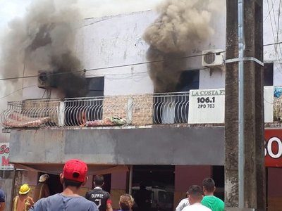 Incendio afecta a hotel y radio comunitaria en Concepción