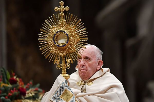 El papa reprende a una mujer que le agarró bruscamente del brazo y le empujó - Mundo - ABC Color