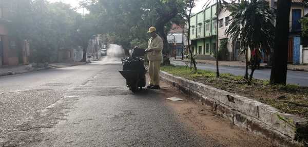 Funcionarios de aseo urbano limpian calles del Mercado 4 durante la madrugad » Ñanduti