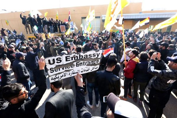 Manifestantes permanecen frente a la Embajada de EE.UU. en Bagdad sin violencia - Mundo - ABC Color