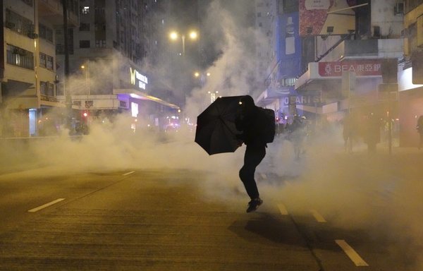 Choques nocturnos extienden protestas en Hong Kong al 2020 | .::Agencia IP::.