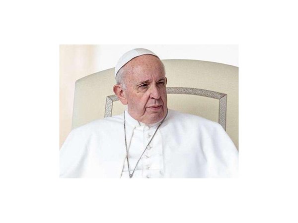 Papa pide perdón por reprender a una fiel que le agarró en el Vaticano