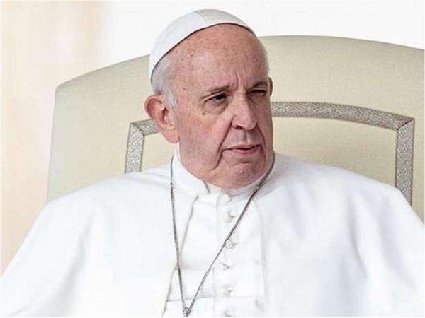 Papa pide perdón por reprender a una fiel que le agarró en el Vaticano