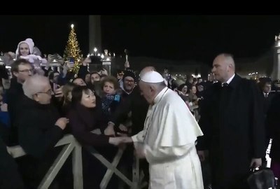 El Papa pide perdón por reprender a una fiel que le agarró en el Vaticano - Mundo - ABC Color