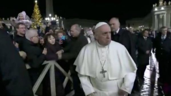 El Papa reaccionó contra una mujer, fue criticado y pidió disculpas