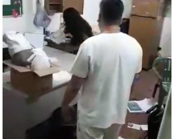 Mujer causa destrozos en hospital