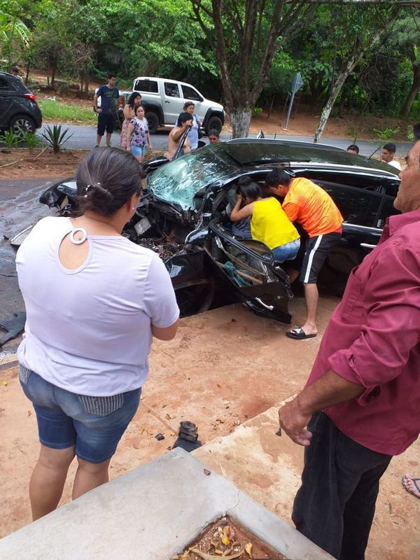 Hombre quedó atrapado en su vehículo tras impactar contra un árbol - Nacionales - ABC Color