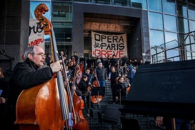 La orquesta de la Ópera de París toca en la calle en protesta contra Macron - Espectáculos - ABC Color
