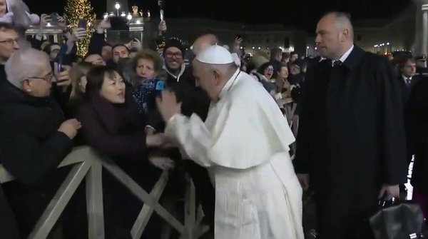 Papa Francisco pide perdón por su reacción tras estirón de mujer | Noticias Paraguay