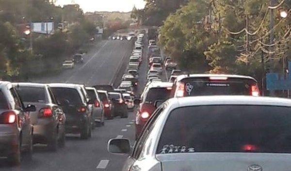 HOY / "Operativo retorno", complicado para conductores: larga cola de vehículos en zona de Ruta 2