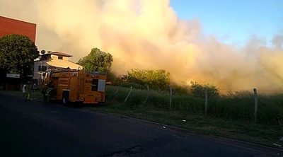Bomberos controlan incendio de gran magnitud en un terreno baldío - Nacionales - ABC Color