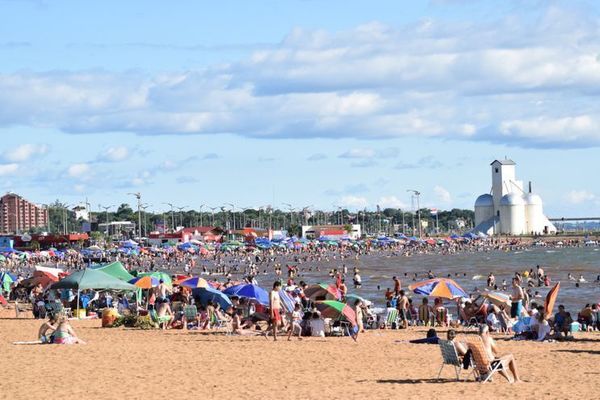 Bañistas coparon playas encarnacenas en el primer día del año - Digital Misiones