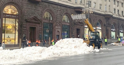 Decoran las calles con nieve purete artificial