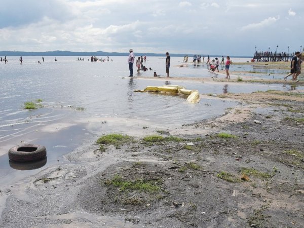 Pese a alta contaminación, muchos   se lanzan a aguas del lago Ypacaraí