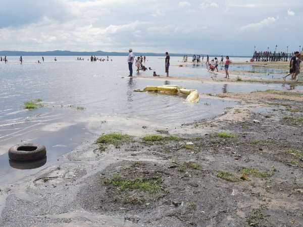 Pese a alta contaminación, muchos se lanzan a aguas del lago Ypacaraí
