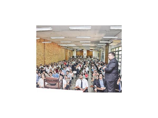 Jóvenes diplomáticos defienden carrera y critican proyecto