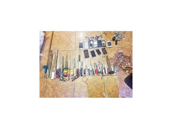 Estoques, lanzas, celulares y chicha, incautados en cateos