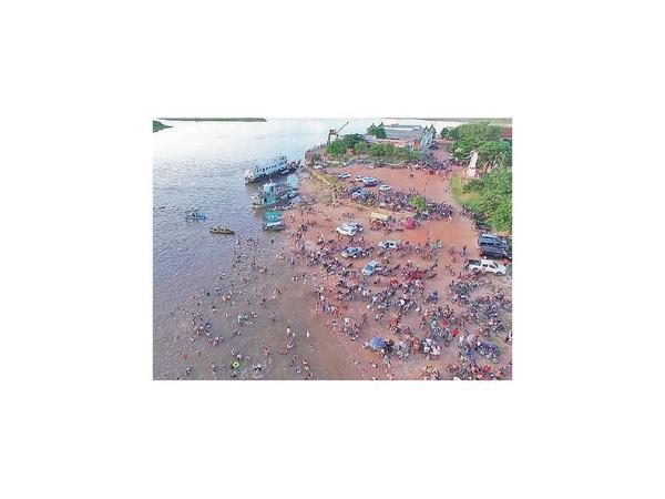 Miles aplacaron el calor en aguas del río Paraguay