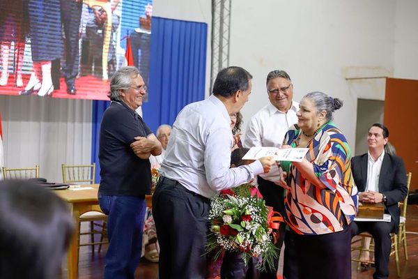 Emotiva entrega del premio en Caaguazú