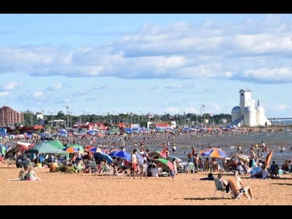 BAÑISTAS COPARON PLAYAS ENCARNACENAS EN EL PRIMER DÍA DEL AÑO