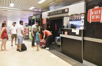 Firmas desalojadas del aeropuerto pagaban solo US$ 3.000 por año, dice Dinac - Nacionales - ABC Color
