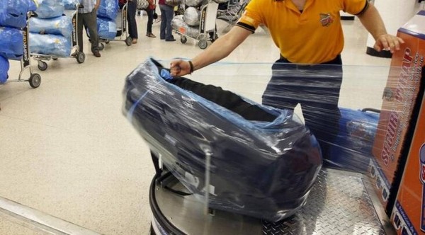 Conflicto entre DINAC y embaladores de maletas en aeropuerto Silvio Pettirossi