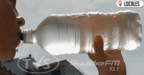 Consuma agua con moderación y no muy fría