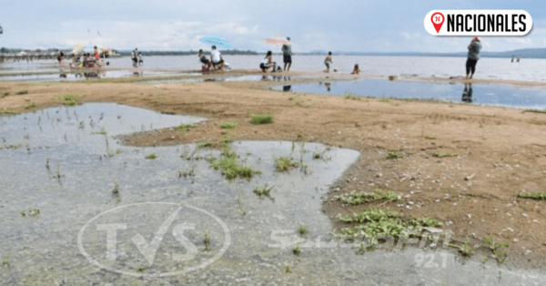 Pese a alta contaminación, muchos se lanzan a aguas del lago Ypacaraí