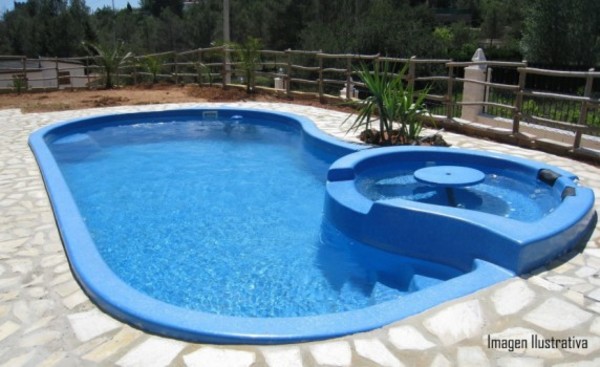 Saltó de una terraza a la piscina y terminó muerto
