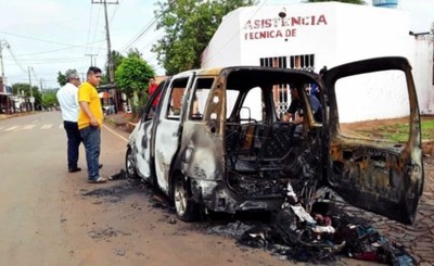 Susto de una familia luego de que su vehículo ardió en llamas