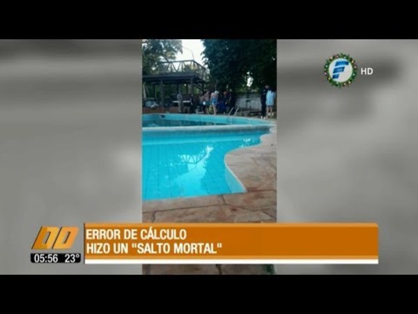 Murió tras intentar saltar a la piscina