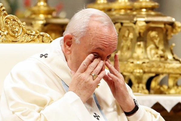 El Papa Francisco se disculpa luego de su enojo con una mujer que lo agarró de la mano